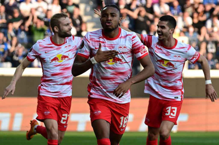 Sempat tertekan, RB Leipzig justru berhasil unggul lebih dulu lewat Christopher Nkunku menyelesaikan umpan tarik Konrad Leimar pada menit ke-18. Skor berubah menjadi 1-0 untuk tim tamu.