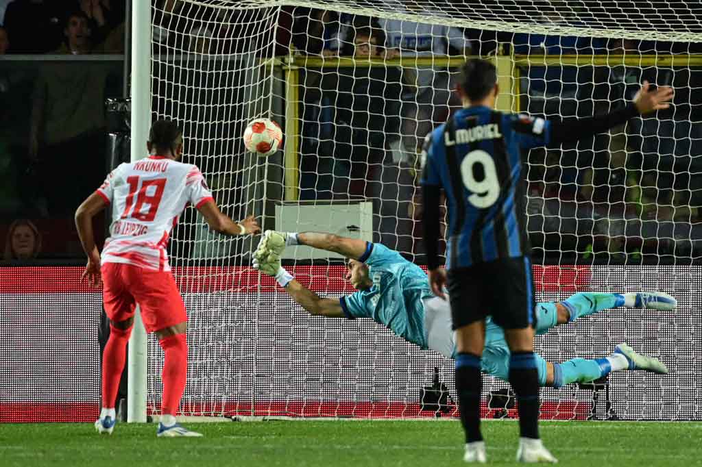 Mendekati penghujung laga, Leipzig mendapat hadiah penalti setelah Nkunku dilanggar oleh Musso di kotak penalti. Nkunku yang maju sebagai algojo sukses melaksanakan tugasnya setelah melepaskan tembakan ke pojok gawang Atalanta yang tak mampu dihalau oleh Musso.