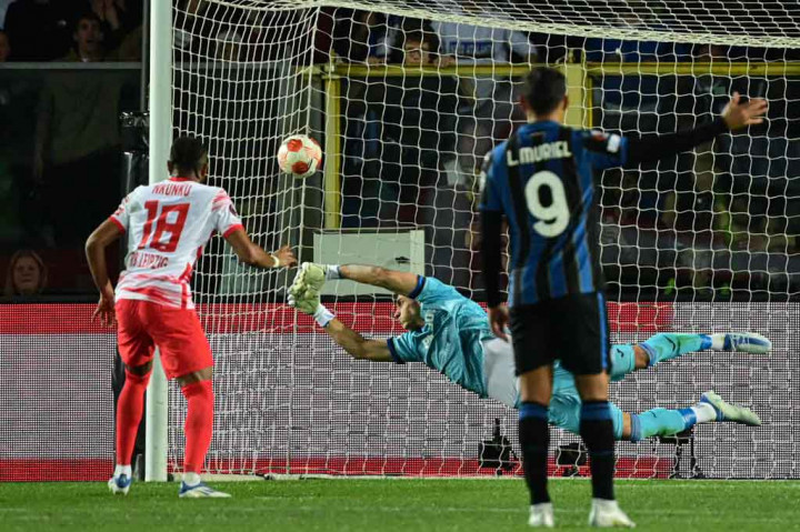 Mendekati penghujung laga, Leipzig mendapat hadiah penalti setelah Nkunku dilanggar oleh Musso di kotak penalti. Nkunku yang maju sebagai algojo sukses melaksanakan tugasnya setelah melepaskan tembakan ke pojok gawang Atalanta yang tak mampu dihalau oleh Musso.