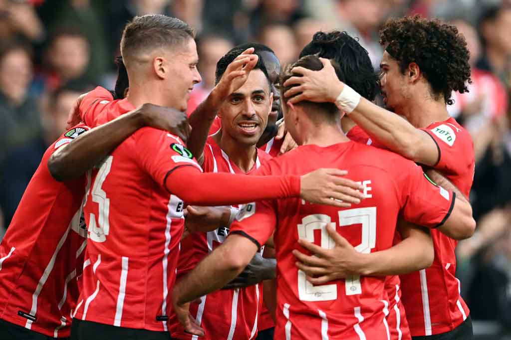PSV mampu unggul lebih dulu pada menit ke-27. Gol berawal dari kesalahan lini pertahanan Leicester dan dimanfaatkan oleh Gotze yang mengirimkan kepada Eran Zahavi, sebelum akhirnya penyerang asal Israel itu mampu menaklukkan Schmeichel. Skor 1-0 untuk PSV bertahan hingga jeda.