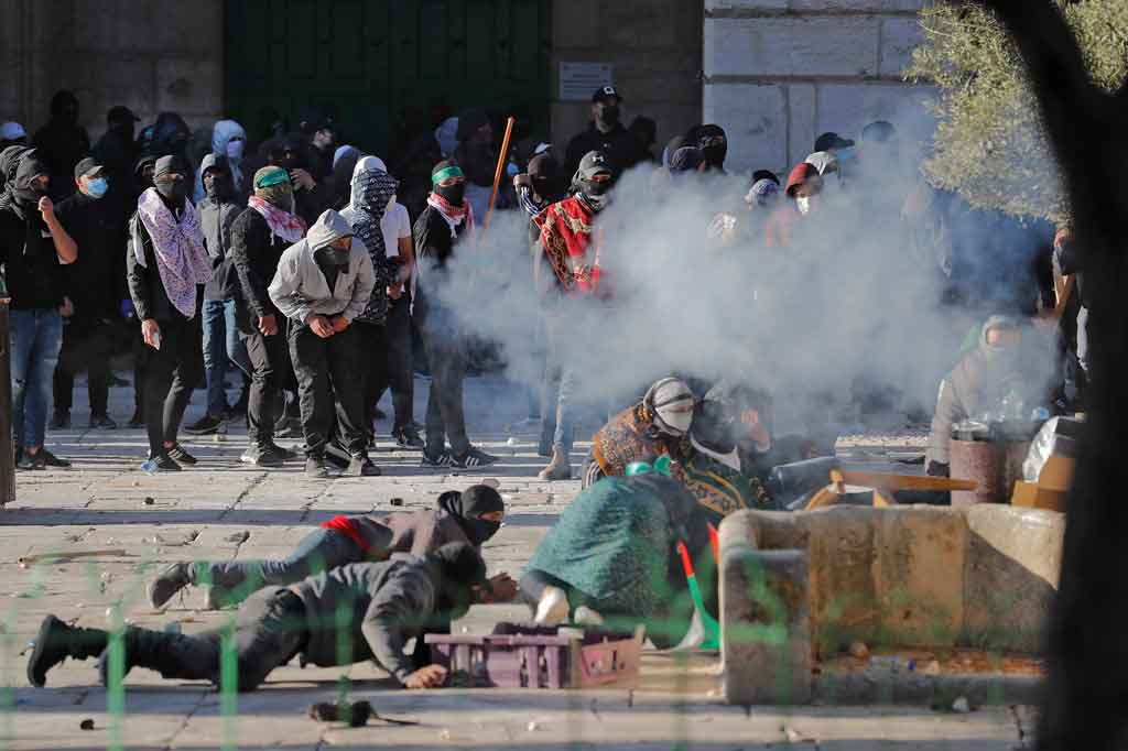Demonstran Palestina dan polisi Israel bentrok di kompleks masjid Al-Aqsa Yerusalem Jumat, 15 April 2022 pagi waktu setempat. Tujuh orang terluka akibat bentrokan tersebut.
