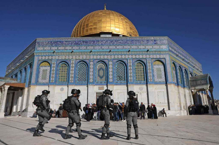 Al-Aqsa adalah situs tersuci ketiga umat Muslim, sementara orang-orang Yahudi menyebutnya sebagai Temple Mount, merujuk pada dua kuil yang dikatakan berdiri di sana pada zaman kuno.