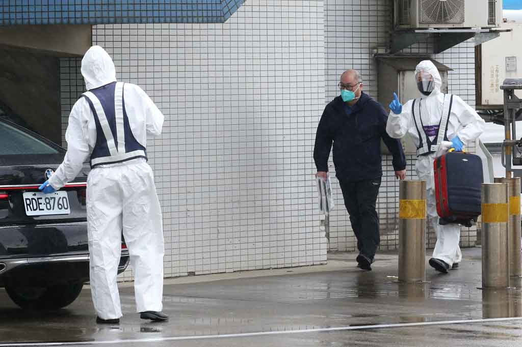 
Media lokal menyiarkan langsung rekaman kedatangan Lee Ming-che di Taiwan melalui penerbangan Xiamen Air, dengan mengenakan pakaian pelindung pandemi ke dalam mobil. Lee selanjutnya akan melakukan karantina  yang diwajibkan untuk semua orang yang memasuki Taiwan. 