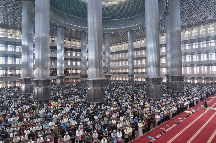 Umat Muslim melaksanakan ibadah salat Jumat di Masjid Istiqlal, Jakarta, Jumat, 15 April 2022.