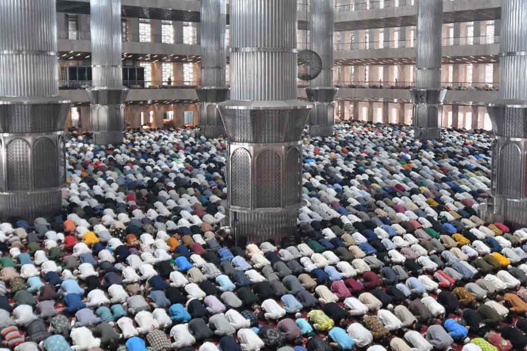 Masjid Istiqlal kembali menggelar salat jumat pada minggu kedua di bulan Ramadhan 1443 Hijriah dengan meniadakan aturan jaga jarak dalam saf salat, Jumat, 15 April 2022.
