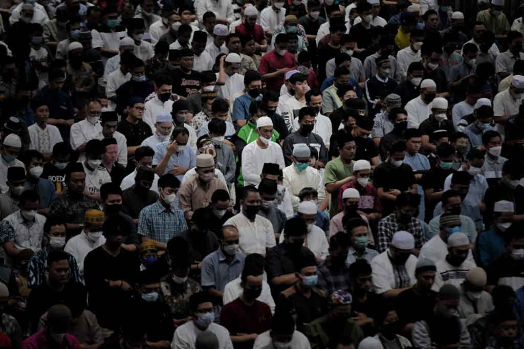 Meski tanpa aturan jaga jarak, protokol kesehatan tetap diterapkan untuk mencegah covid-19 dengan setiap jemaah tetap wajib menggunakan masker. 