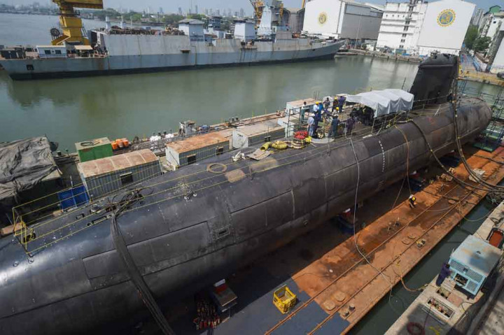Kapal selam ini dilengkapi dengan persenjataan dan sensor yang kuat untuk menetralisir ancaman apa pun di atas atau di bawah permukaan laut dan torpedo jarak jauh dan rudal anti-kapal. 