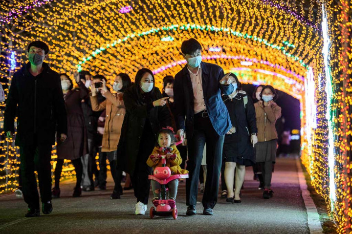 Warga menikmati festival cahaya untuk memperingati ulang tahun ke-110 pendiri Korea Utara Kim Il Sung, di Kim Il Sung Square, Pyongyang, Kamis, 14 April 2022.