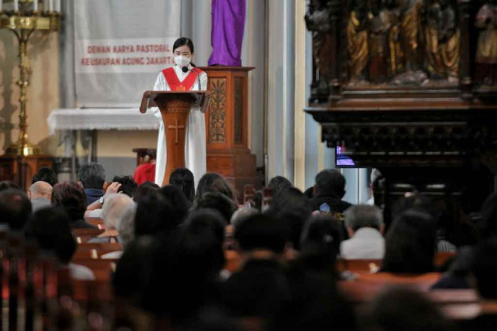 Umat Kristiani melaksanakan ibadah Jumat Agung di Gereja Katedral Jakarta, Jumat, 15 April 2022.
