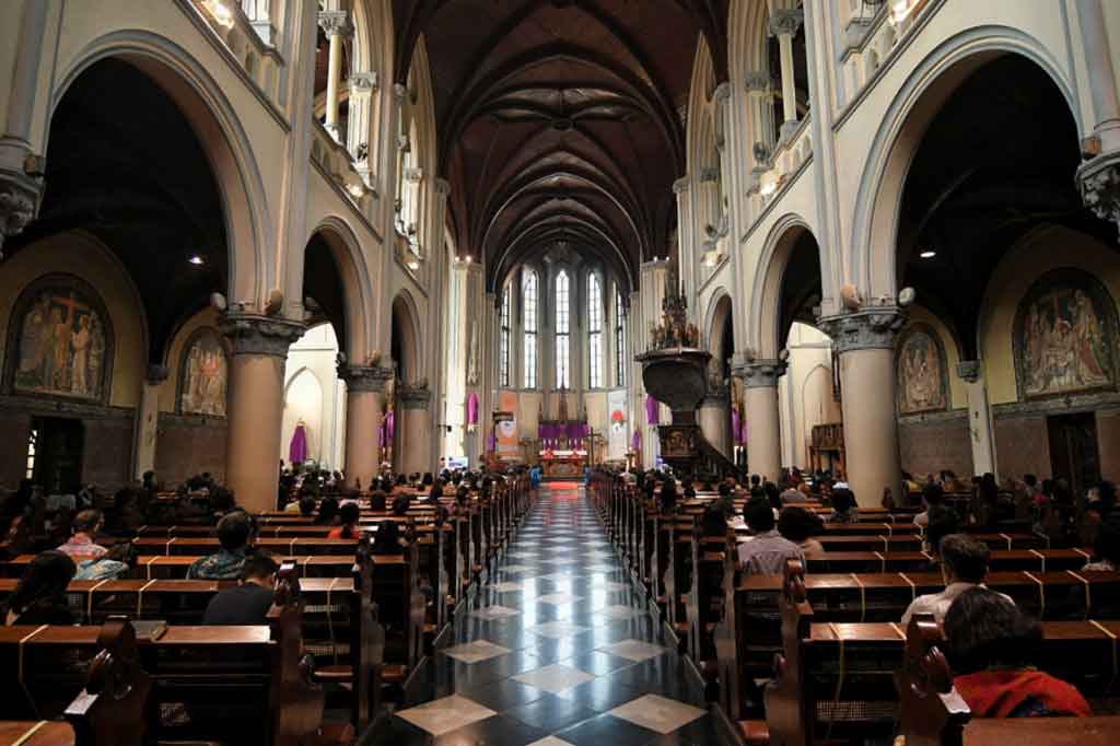 Gereja Katedral Jakarta melaksanakan Jumat Agung pertama pada pukul 12.00 WIB secara online, kemudian dilanjutkan pada pukul 15.00 WIB dan 18.00 WIB secara online dan offline.