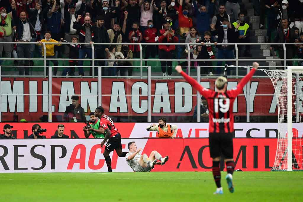 AC Milan membuka keunggulan saat laga memasuki menit ke-11 lewat Rafael Leao, usai menyambar bola umpan silang Pierre Kalulu dari sisi kanan.