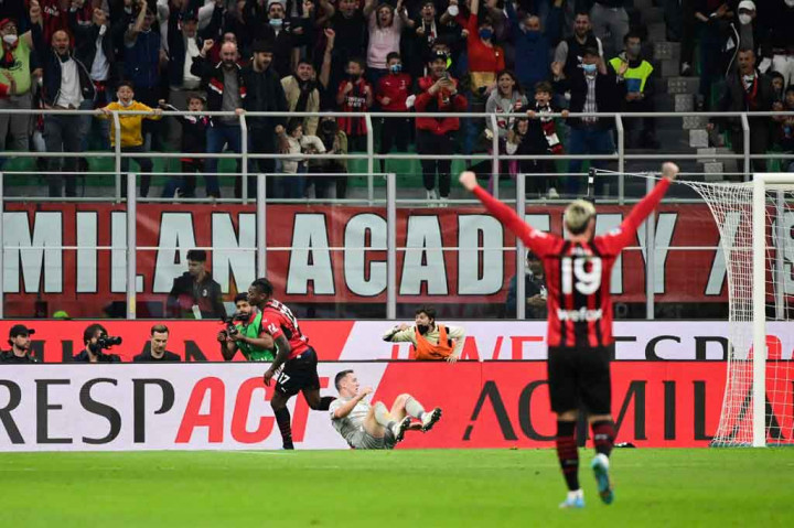 AC Milan membuka keunggulan saat laga memasuki menit ke-11 lewat Rafael Leao, usai menyambar bola umpan silang Pierre Kalulu dari sisi kanan.