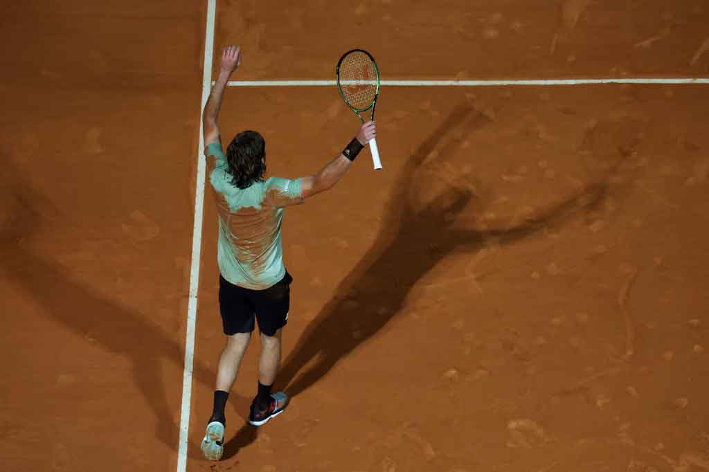 Tsitsipas  menang dengan skor menang 6-2 6-7(3) 6-4, untuk melaju ke semifinal dan akan melawan Alexander Zverev, setelah petenis nomor tiga dunia Jerman itu meraih kemenangan epik 5-7 6-3 7-6(5) melawan Jannik Sinner dari Italia.