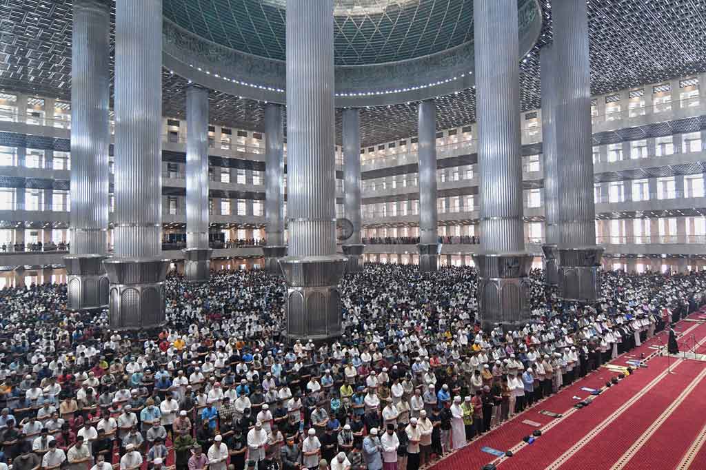 Masjid Istiqlal kembali menggelar salat jumat pada minggu kedua di bulan Ramadan 1443 Hijriah dengan meniadakan aturan jaga jarak dalam saf salat, Jumat, 15 April 2022.
