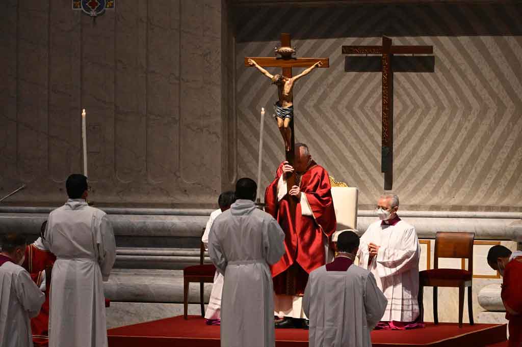 Paus Fransiskus memimpin kebaktian Jumat Agung di Vatikan, Jumat, 165 April 2022 waktu setempat, di bawah bayang-bayang perang di Ukraina. Kebaktian dihadiri ribuan jemaat.