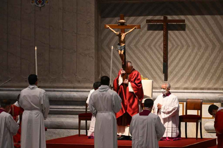 Paus Fransiskus memimpin kebaktian Jumat Agung di Vatikan, Jumat, 165 April 2022 waktu setempat, di bawah bayang-bayang perang di Ukraina. Kebaktian dihadiri ribuan jemaat.