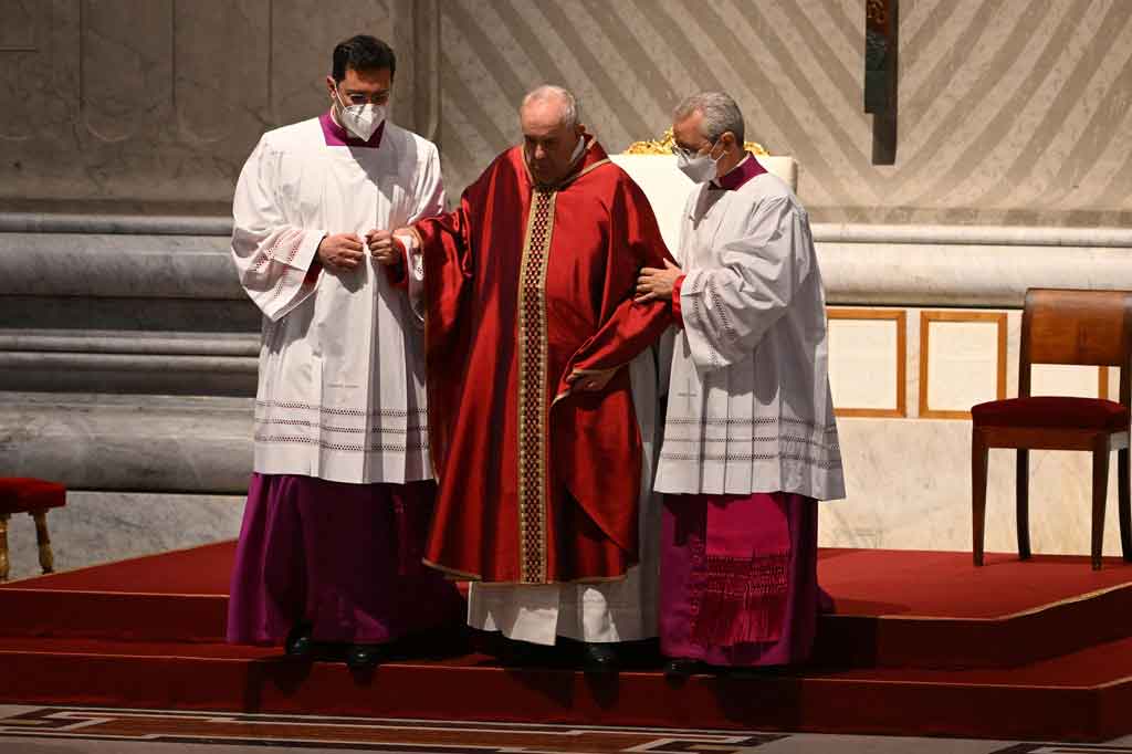 Pemimpin Gereja Katolik Roma berusia 85 tahun itu berjalan di lorong utama Basilika Santo Petrus dengan timpang, karena menderita sakit di lutut dan kakinya.
