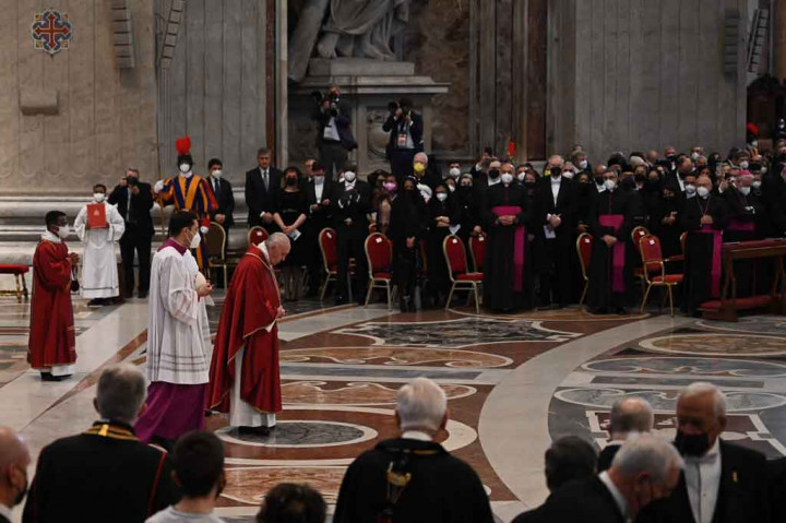 Dia tidak bersujud di atas lantai marmer seperti yang biasa dia lakukan pada kebaktian serupa sebelumnya dan hanya berdiri beberapa menit dengan kepala menunduk.