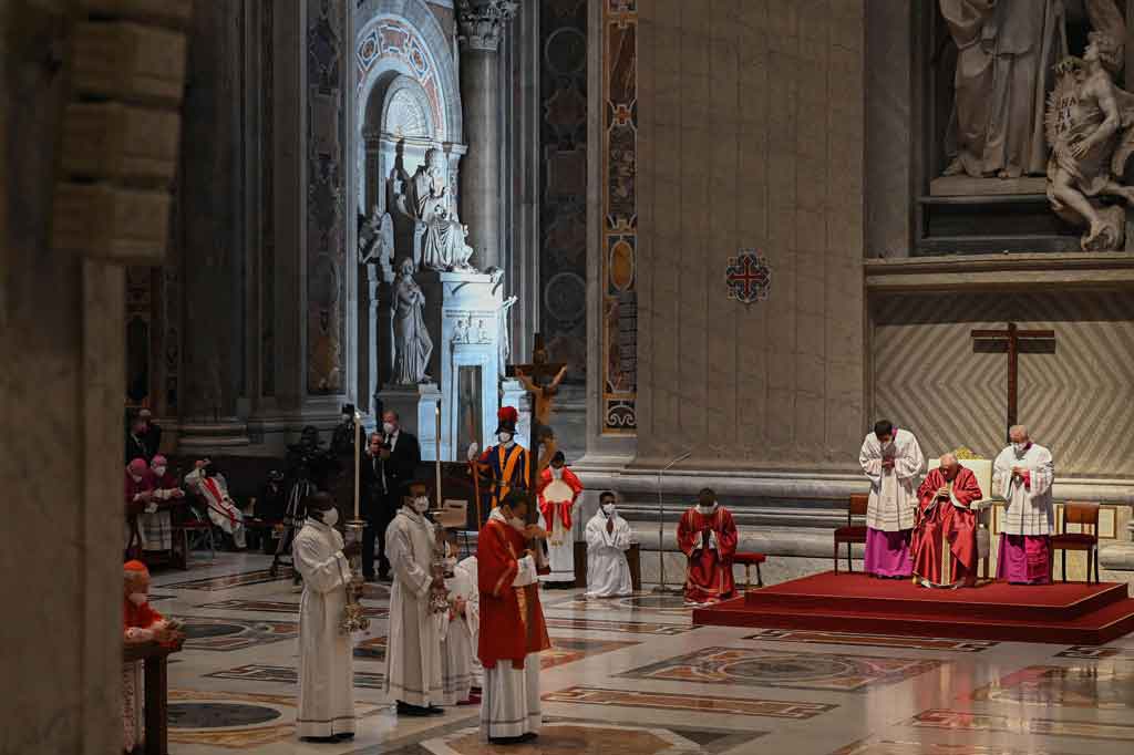 Fransiskus lalu duduk, sementara paduan suara menyanyikan Gospel yang mengisahkan peristiwa sejak Yesus Kristus ditangkap hingga pemakamannya.