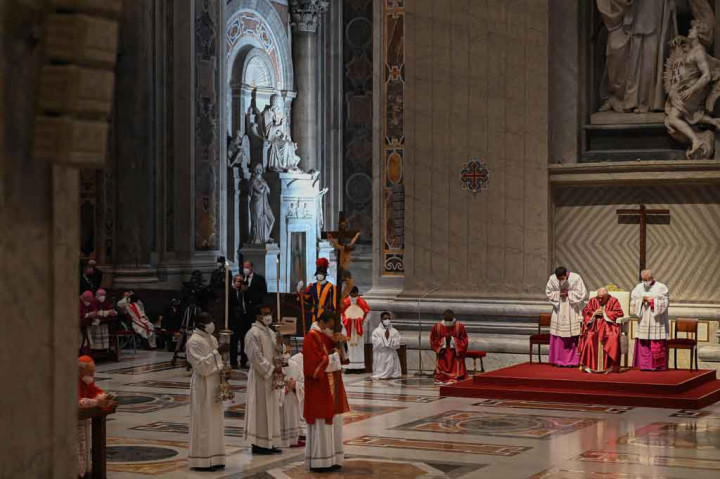 Fransiskus lalu duduk, sementara paduan suara menyanyikan Gospel yang mengisahkan peristiwa sejak Yesus Kristus ditangkap hingga pemakamannya.