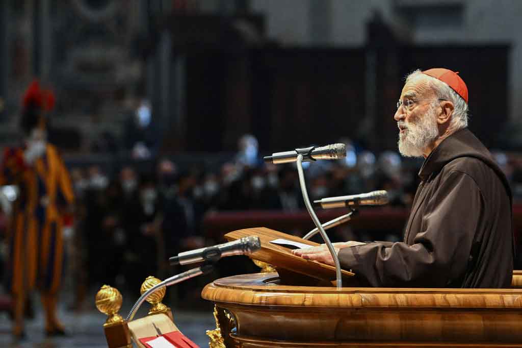 Kebaktian Jumat Agung itu menjadi salah satu dari sedikit prosesi di mana Paus tidak menyampaikan homili, yang pelaksanaannya diserahkan kepada pengkhotbah rumah tangga kepausan, Kardinal Raniero Cantalamessa.