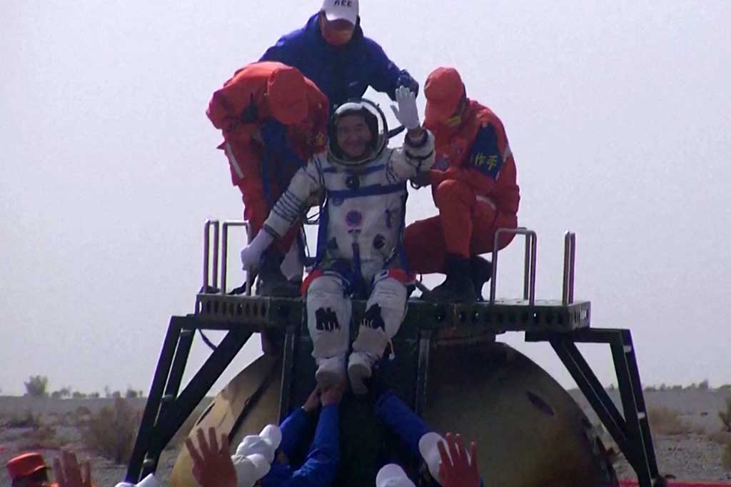 Satu per satu astronaut keluar dari kapsul dengan kondisi sehat dan baik-baik saja. 