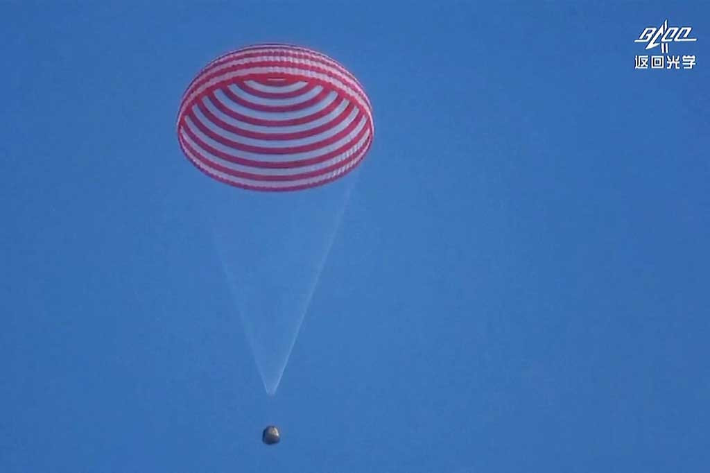 Kapsul pesawat ruang angkasa Shenzhou-13 yang membawa Zhai Zhigang, Ye Guangfu, dan Wang Yaping bersiap kembali ke Bumi di Mongolia pada Sabtu, 16 April 2022.
