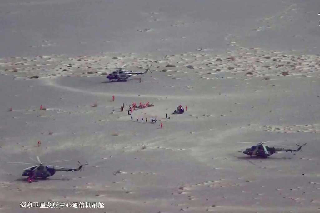 Mereka mendarat dengan selamat dengan sebuah kapsul kecil sesaat sebelum pukul 10 pagi waktu Beijing, setelah enam bulan menaiki modul inti Tianhe dari stasiun ruang angkasa Tiangong. 