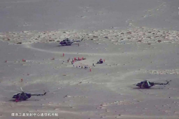 Mereka mendarat dengan selamat dengan sebuah kapsul kecil sesaat sebelum pukul 10 pagi waktu Beijing, setelah enam bulan menaiki modul inti Tianhe dari stasiun ruang angkasa Tiangong. 