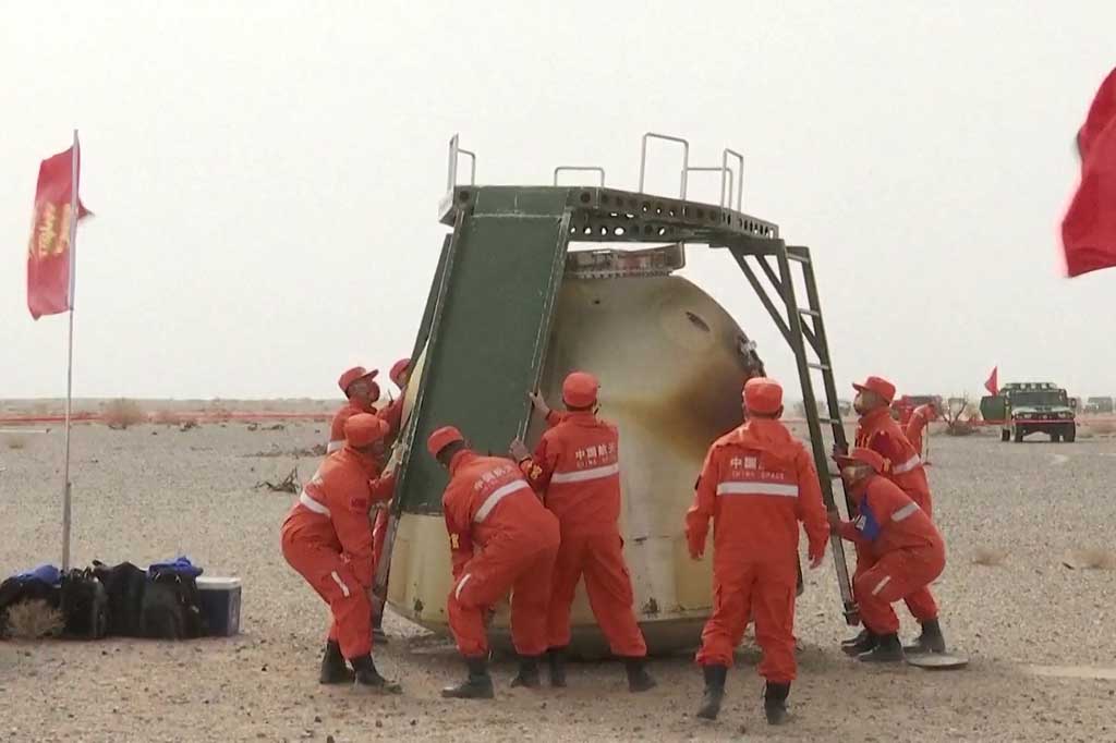 Awak darat kemudian bergegas untuk membuka kapsul agar ketiga astronaut keluar.