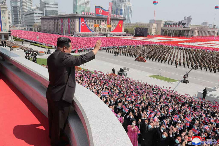 Ribuan warga dengan pakaian tradisional warna-warni turut memeriahkan pesta itu sambil bernyanyi dan berdansa melewati Lapangan Kim Il Sung. Pemimpin Korut Kim Jong Un melihat parade tersebut dari balkon.