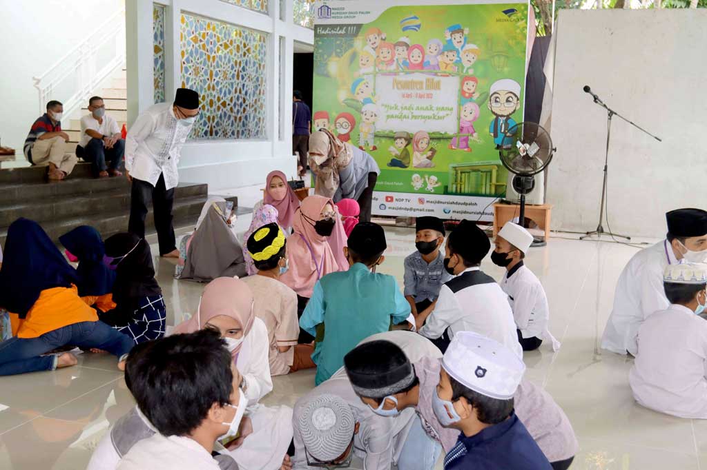 Pesantren kilat dengan tema 'Yuk Menjadi Anak yang Pandai Bersyukur', diikuti sekitar 50 anak karyawan Media Group dan warga sekitar.