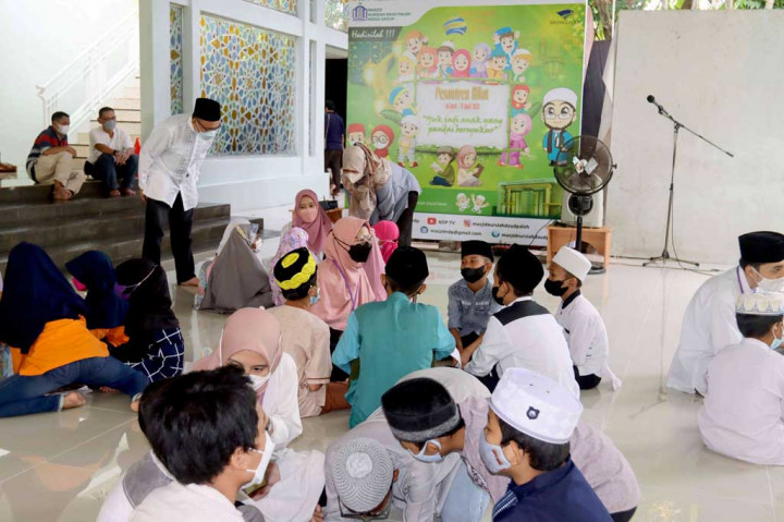 Pesantren kilat dengan tema 'Yuk Menjadi Anak yang Pandai Bersyukur', diikuti sekitar 50 anak karyawan Media Group dan warga sekitar.