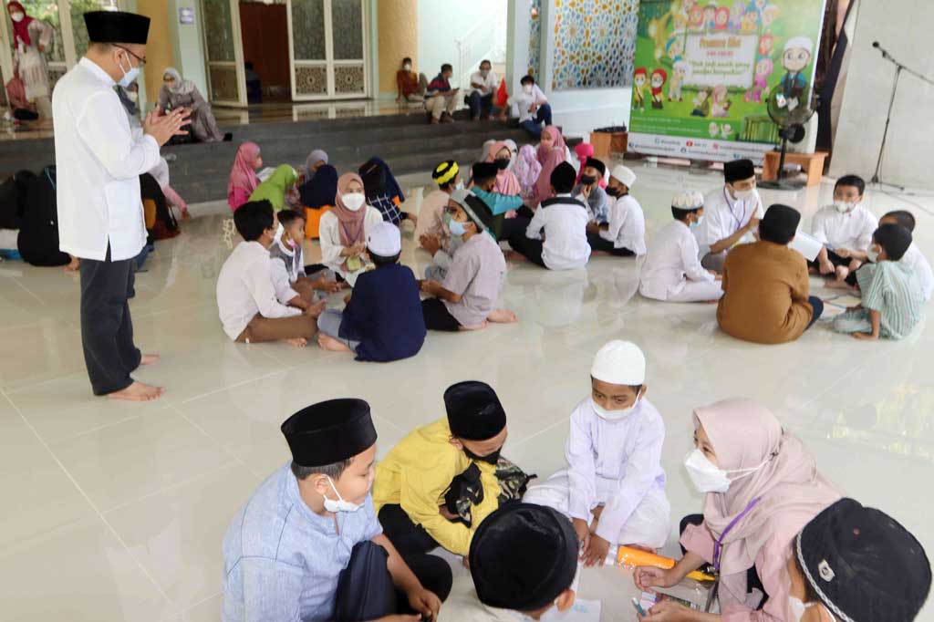 Ketua DKM Masjid Nursiah Daud Paloh yang juga Deputi Direktur Pemberitaan MI Ade Alawi, meninjau pesantren kilat di Masjid Nursiah Daud Paloh, di komplek Media Group, Jakarta, Sabtu, 16 April 2022.