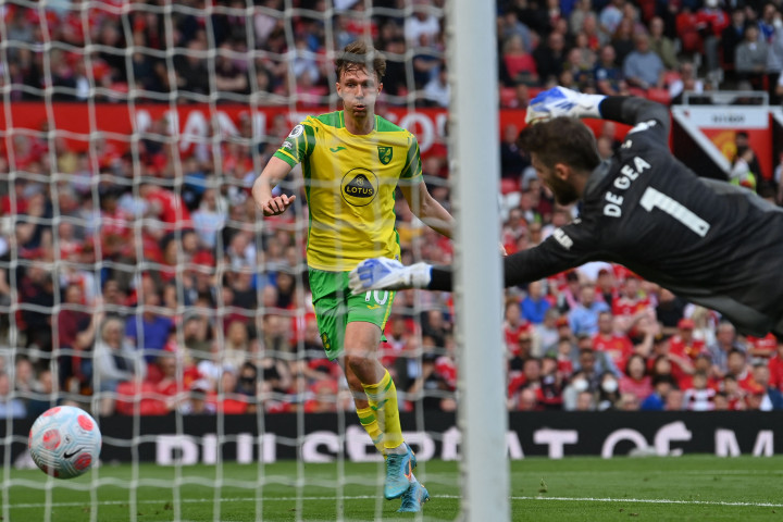 Norwich kemudian menipiskan ketinggalan di pengujung babak pertama melalui gol Kieran Dowell.