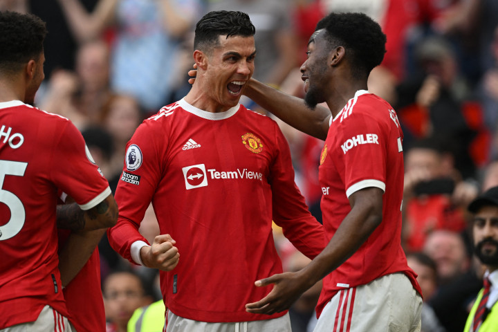 MU saat ini menduduki peringkat kelima dengan perolehan 54 poin dari 32 laga, hanya berjarak tiga poin dari Tottenham Hotspur (4) dan sama dengan Arsenal di bawahnya yang masih punya satu laga di tangan.