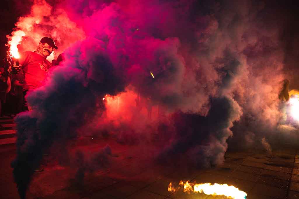 Ribuan warga Serbia turun ke jalanan di ibu kota, Beograd, Jumat, 15 April 2022 waktu setempat, memprotes upaya pemerintah Serbia menjauhkan diri dari Moskow setelah Rusia melakukan invasi ke Ukraina.