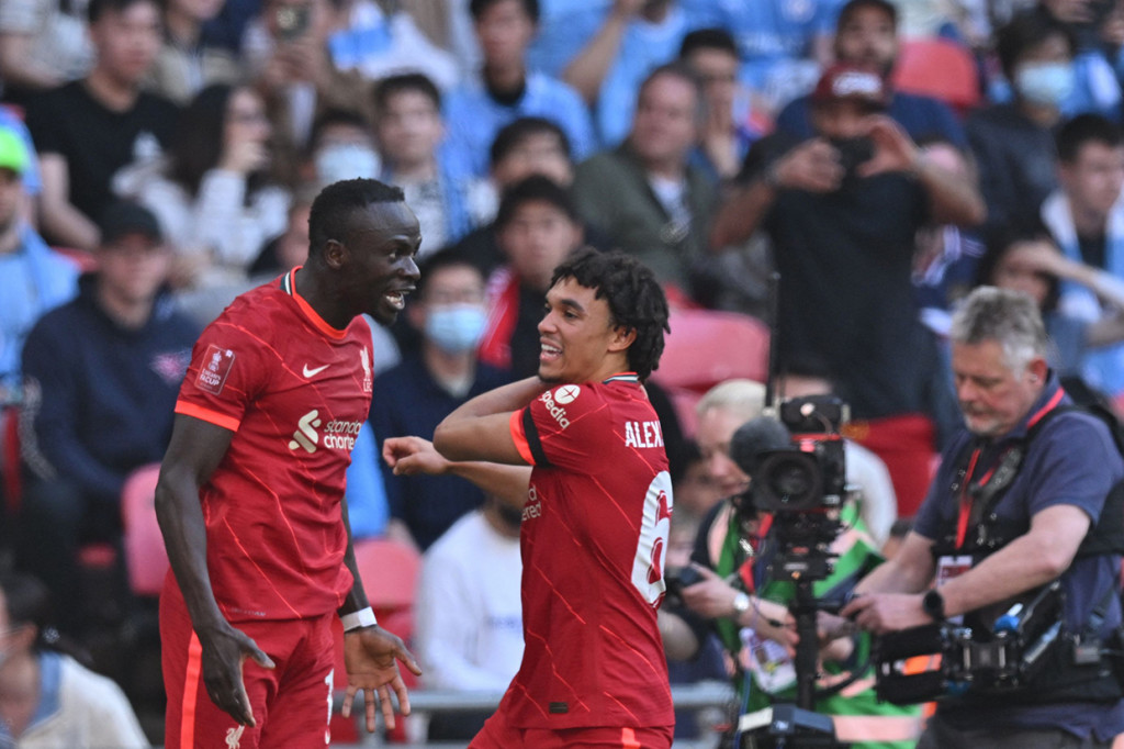 Sadio Mane melakukan selebrasi usai mencetak gol ke gawang Manchester City di babak semifinal.
