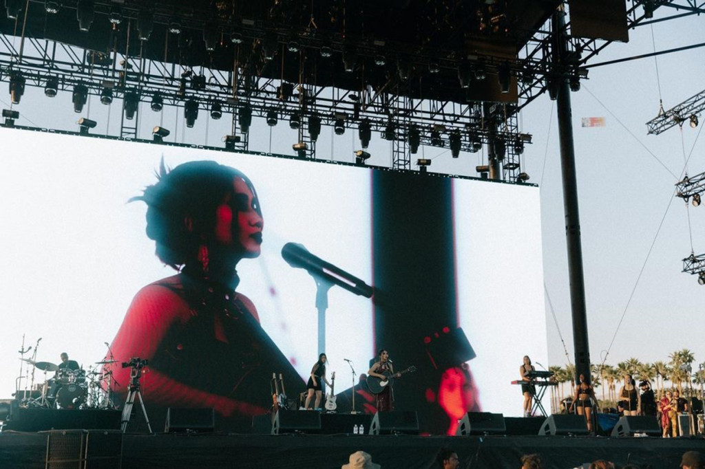 Niki juga membawakan lagu 