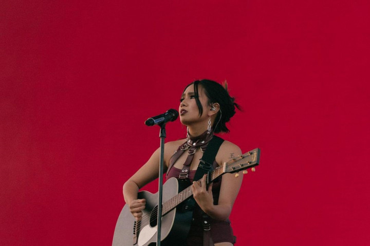 Penyanyi Niki Zefanya mencetak sejarah baru di ajang Coachella 2022 di Amerika Serikat. 