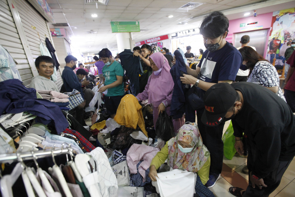 Hal tersebut juga menjadi berkah bagi beberapa pedagang, karena omzet yang meningkat.