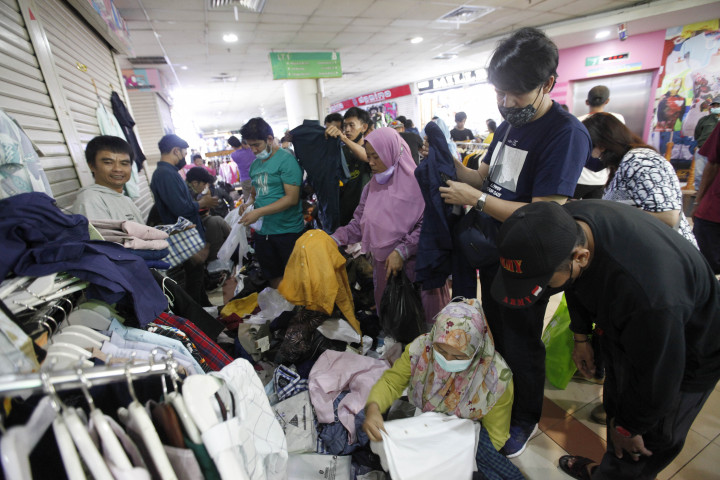 Hal tersebut juga menjadi berkah bagi beberapa pedagang, karena omzet yang meningkat.