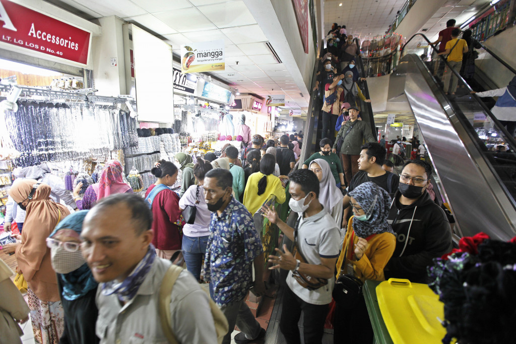 Suasana keramaian pengunjung yang memadati pusat perbelanjaan terbesar Asia Tenggara di Pasar Tanah Abang, Jakarta, Minggu, 17 April 2022. 