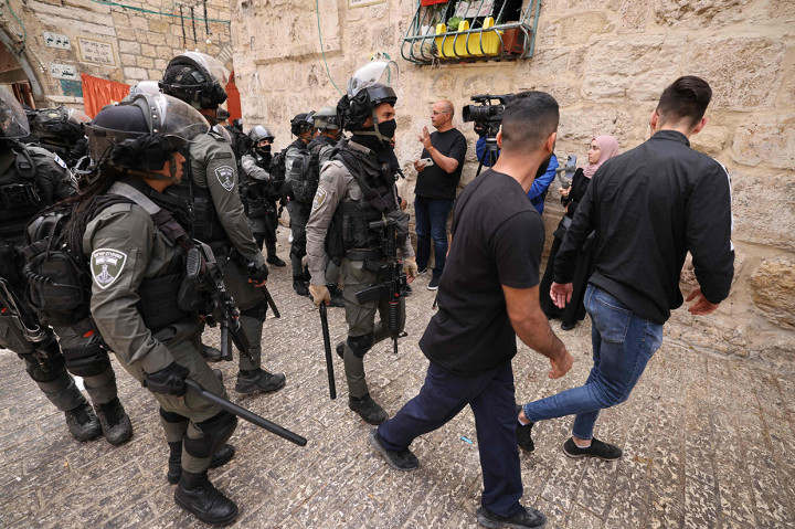 Polisi Israel berpatroli di kawasan Yerusalem, usai bentrokan antara polisi Israel dan demonstran Palestina terjadi di Kompleks Masjid Al-Aqsa.