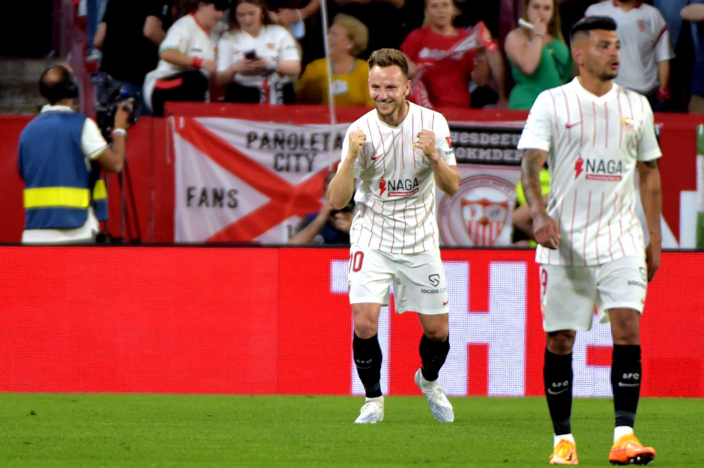 Sevilla mampu memimpin 2-0 lebih dulu di babak pertama lewat Ivan Rakitic dan Erik Lamela.