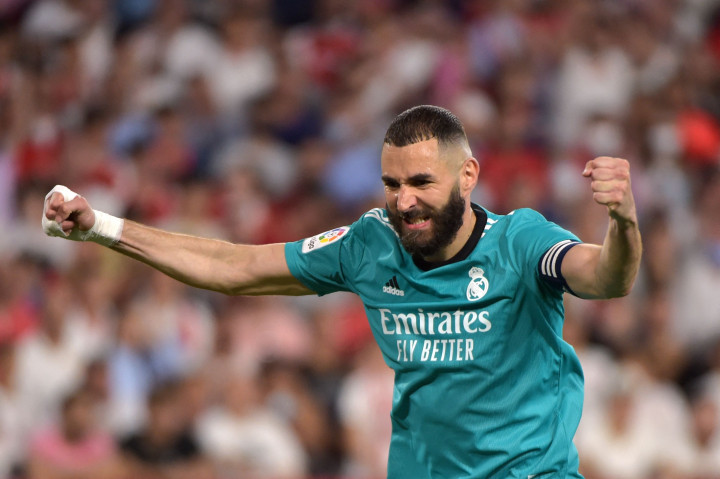 Karim Benzema melakukan selebrasi usai mencetak gol ke gawang Sevilla.
