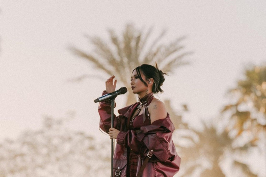Penyanyi Niki Zefanya mencetak sejarah baru di ajang Coachella 2022 di Amerika Serikat. Niki yang kini berkarier di Amerika lewat naungan label 88 Rising, menjadi perempuan pertama dari Indonesia yang tampil di panggung Coachella pada Jumat, 15 April 2022, waktu setempat.