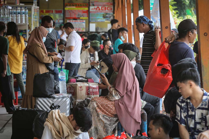 Pemudik menunggu bus tujuan Sumatera yang akan mengangkut mereka ke kampung halaman di Terminal Kali Deres, Jakarta, Senin, 18 April 2022.