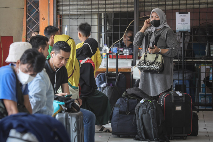 Calon penumpang terlihat mulai memadati Terminal Kalideres, Senin, 18 April 2022. Para calon penumpang berangkat sendiri maupun bersama keluarga rata-rata mengaku sengaja mudik lebih cepat. 