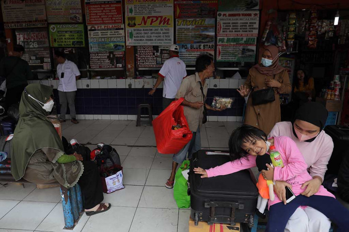 Calon penumpang terlihat mulai memadati Terminal Kalideres, Senin, 18 April 2022. Para calon penumpang berangkat sendiri maupun bersama keluarga rata-rata mengaku sengaja mudik lebih cepat. 